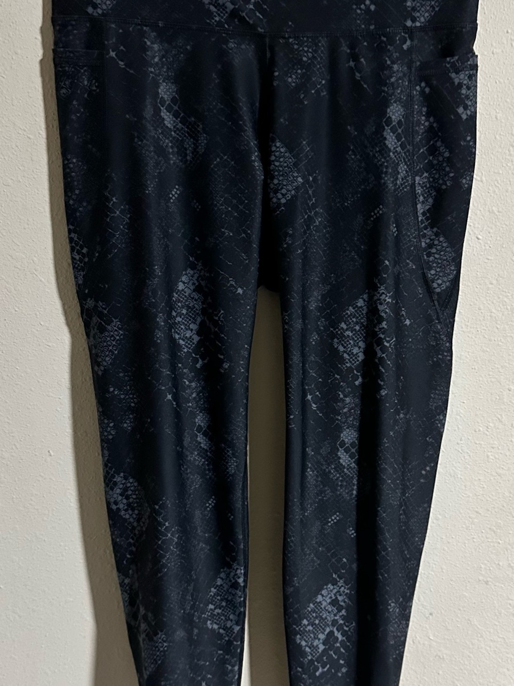 Old Navy Active Elevate Black Snake-Print Leggings with Side Pockets